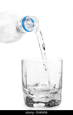 in das Glas wird auf weißem Hintergrund isoliert Wasser gegossen. Stockfoto