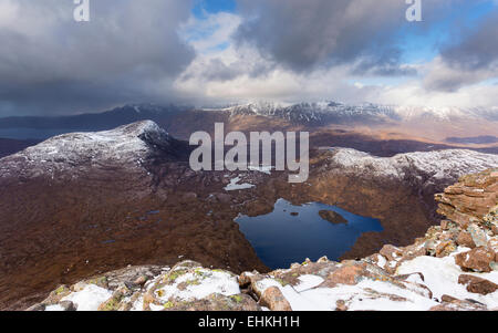 Die Aussicht von Maol Chean-Dearg im Winter: Beinn Damh, Beinn Alligin und Gipfelns in Torridon, Schottland Stockfoto