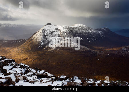 Beinn Damh in einigen dramatischen Nachmittag Seitenlicht zwischen Schneestürme, Torridon, Schottland Stockfoto