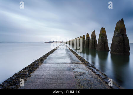 Der Damm nach Cramond Island (Edinburgh), kurz bevor es von der steigenden Flut überschwemmt haben. Stockfoto