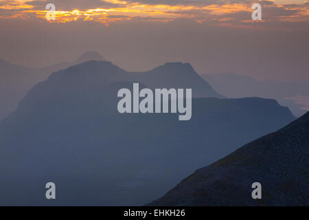 Blick über Carn Na Feola, Beinn Dearg und Beinn Alligin bei Sonnenuntergang. Stockfoto