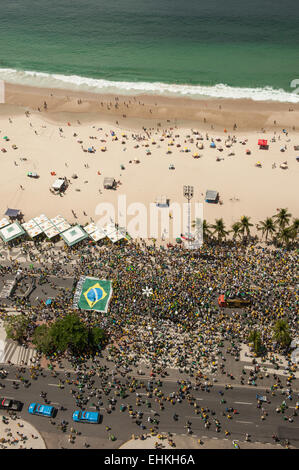 Demonstranten tragen eine riesige brasilianische Flagge am Strand von Copacabana. Rio De Janeiro, Brasilien, 15. März 2015. Beliebte Demonstration gegen die Präsidentin Dilma Rousseff in Copacabana. Foto © Sue Cunningham sue@scphotographic.com. Stockfoto