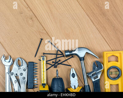 Werkzeuge auf einem hölzernen Hintergrund eingestellt Stockfoto