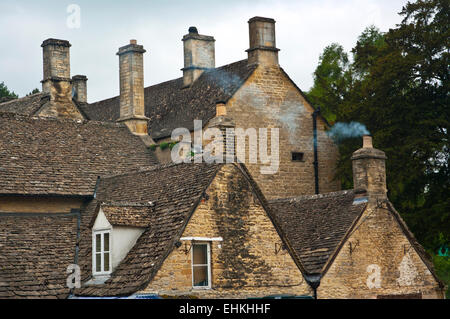 Schornsteine und Dächer der Häuser in den Cotswolds, England, Vereinigtes Königreich. Stockfoto