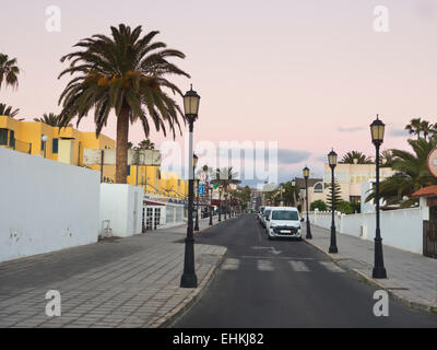 Ruhigen Straße im touristischen Zentrum von Corralejo, Fuerteventura, Kanarische Inseln-Spanien-Apartment-Hotels, Parkplätze Raum, am frühen Morgen Stockfoto