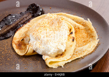 Crêpe-Pfannkuchen mit Schlagsahne Cram und Lebkuchen-Pulver Stockfoto