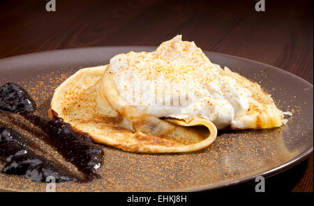 Crêpe-Pfannkuchen mit Schlagsahne Cram und Lebkuchen-Pulver Stockfoto