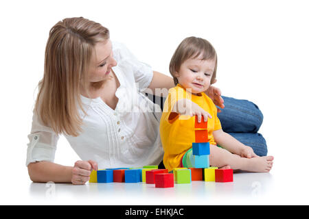 Kid Boy und Mutter spielen zusammen mit Bau Set Spielzeug Stockfoto