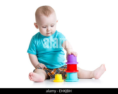 kleiner Junge spielt mit Spielzeug Stockfoto