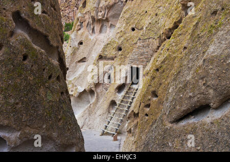 Bandelier Nationalmonument, New Mexico, Vereinigte Staaten von Amerika.  Leiter, Zimmer in Felswand gebaut. Stockfoto