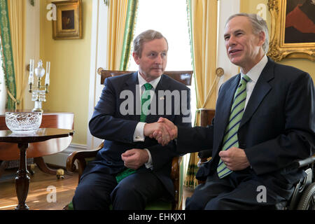 Der irische Premierminister Enda Kenny besucht mit Texas Gouverneur Greg Abbott bei einem Treffen in Texas des Gouverneurs. Stockfoto