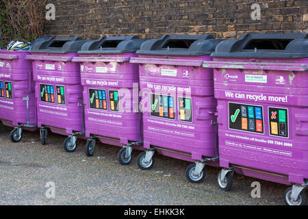 Gemischte recycling-Behälter in Limehouse, Tower Hamlets, London Stockfoto