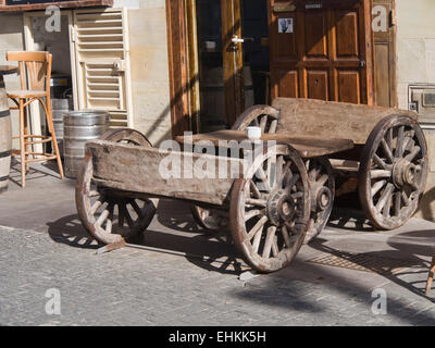 Alte Wagen bekommen hat ein Redesign und neue Nutzung als bar-Tisch und Bank in einer Bar Restaurant in Corralejo Fuerteventura, Kanarische Inseln Stockfoto