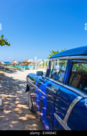 Kuba. Amerikanische Oldtimer auf dem Strand in Varadero, Kuba Stockfoto