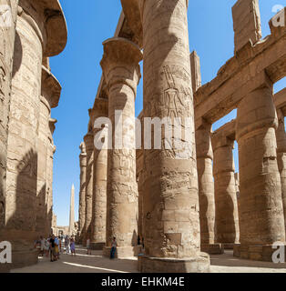 Säulen in der großen Säulenhalle blickt Hatschepsuts Obelisk, Bezirk von Amun-Tempel von Karnak, Luxor, Ägypten Stockfoto