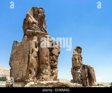 Die Kolosse von Memnon, Luxor, Nil Senke, Ägypten Stockfoto