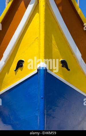 Luzzu, einem traditionellen Fischerboot im Hafen von Marsaxlokk, Malta Stockfoto