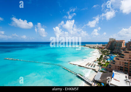 Blick von der Dachterrasse des Strandes in der Nähe von Hotel Riu Cancun, Cancun, Halbinsel Yucatan, Quintana Roo, Mexiko Stockfoto