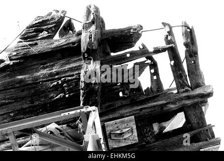 AJAXNETPHOTO. 8. DEZEMBER 1982. PORTSMOUTH, ENGLAND. -TUDOR KRIEGSSCHIFF KOMMT NACH HAUSE - DIE ÜBERRESTE VON HENRY VIII TUDOR KRIEGSSCHIFF MARY ROSE GEBORGEN AUS DEM SOLENT MEERESBODEN AM 12/10/82-SHOWS TEIL DER BOGEN ABSCHNITT HÖLZER.  FOTO: SIMON BARNETT/AJAX REF: 821208 10 Stockfoto