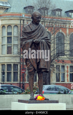 London, UK, 15. März 2015, A Statue von Mahatma Gandhi wurde am Parliament Square, mit Blick auf Big Ben und den Houses of Parliament errichtet. Stockfoto