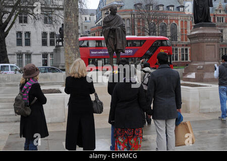 London, UK, 15. März 2015, A Statue von Mahatma Gandhi wurde am Parliament Square, mit Blick auf Big Ben und den Houses of Parliament errichtet. Stockfoto