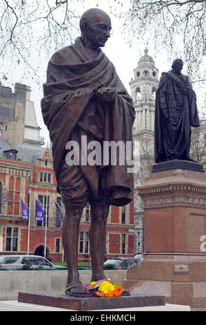 London, UK, 15. März 2015, A Statue von Mahatma Gandhi wurde am Parliament Square, mit Blick auf Big Ben und den Houses of Parliament errichtet. Stockfoto