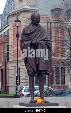 London, UK, 15. März 2015, A Statue von Mahatma Gandhi wurde am Parliament Square, mit Blick auf Big Ben und den Houses of Parliament errichtet. Stockfoto