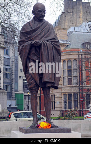 London, UK, 15. März 2015, A Statue von Mahatma Gandhi wurde am Parliament Square, mit Blick auf Big Ben und den Houses of Parliament errichtet. Stockfoto