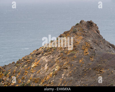 Karge Felsen und Klippen Teil der afrikanischen Platte, Blick auf Atlantik Entallada Leuchtturm Fuerteventura, Kanarische Inseln Stockfoto