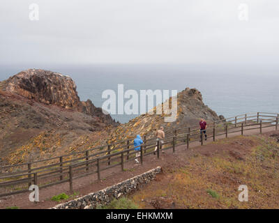 Karge Felsen und Klippen Teil der afrikanischen Platte, Blick auf Atlantik vom Entallada Leuchtturm Fuerteventura, Kanarische Inseln Stockfoto