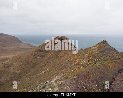 Karge Felsen und Klippen Teil der afrikanischen Platte, Blick auf Atlantik vom Entallada Leuchtturm Fuerteventura, Kanarische Inseln Stockfoto