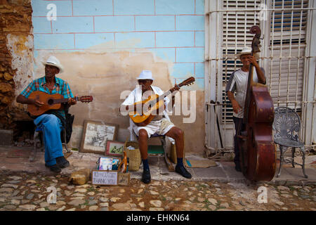 Musiker spielen auf der Straße in Trinidad, Kuba Stockfoto