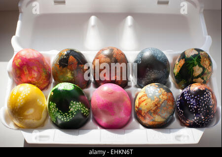 Ostern Eier oder Österliche Eier, Hand in Farben dekoriert, mit Zwiebel häuten und Leinsamen. Stockfoto