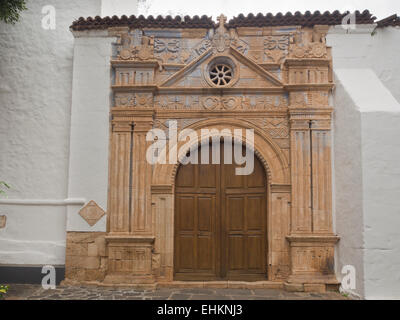 Kirche von Nuestra Señora de Regla in Pájara, Fassade mit detaillierte Steinmetzarbeiten, Aztec Motive Fuerteventura Spanien Stockfoto