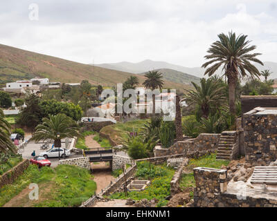 Eine kleine Stadt in Fuerteventura, Kanarische Inseln, ehemalige Hauptstadt Betancuria, stammt aus 1404, niedrige traditionell gebaute Häuser Stockfoto