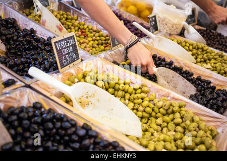 Eine Vielzahl von Oliven wird an einem Marktstand in Avignon, Vaucluse Provence Frankreich Europa angeboten Stockfoto