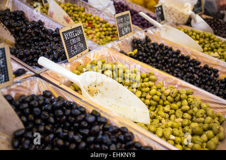 Eine Vielzahl von Oliven wird an einem Marktstand in Avignon, Vaucluse Provence Frankreich Europa angeboten Stockfoto