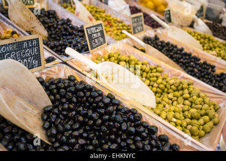 Eine Vielzahl von Oliven wird an einem Marktstand in Avignon, Vaucluse Provence Frankreich Europa angeboten Stockfoto