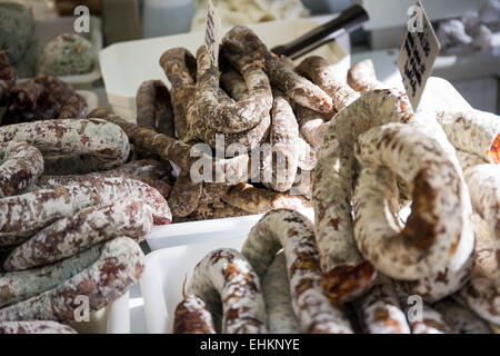 Salami Wurst Fleisch zeigen auf einem Markt Stall, Avigon, Frankreich, Europa Stockfoto