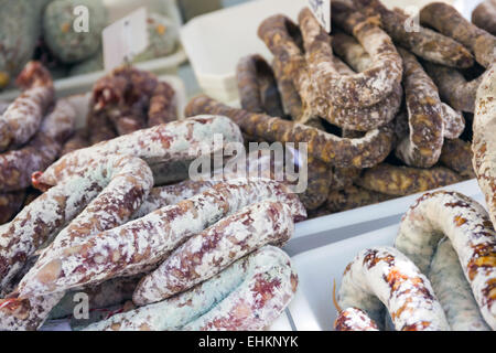 Salami Wurst Fleisch zeigen auf einem Markt Stall, Avignon, Frankreich, Europa Stockfoto