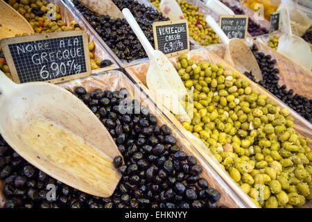 Eine Vielzahl von Oliven wird an einem Marktstand in Avignon, Vaucluse Provence Frankreich Europa angeboten Stockfoto