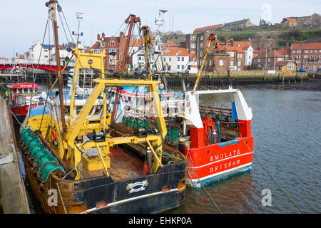 Emulieren und Marina Emiel Jakobsmuschel Angeln Boote von Brixham am Endeavour Quay in Whitby Hafen North Yorkshire England UK Stockfoto