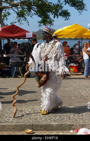 Kongo Kultur Mann trägt eine Engel Kostüm auf der Bi Jahrestagung von Teufeln und Congos, Portobello, Colon, Panama, zentrale Ame Stockfoto