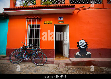 Fahrräder und farbenfrohe Gästehaus in Trinidad, Kuba Stockfoto