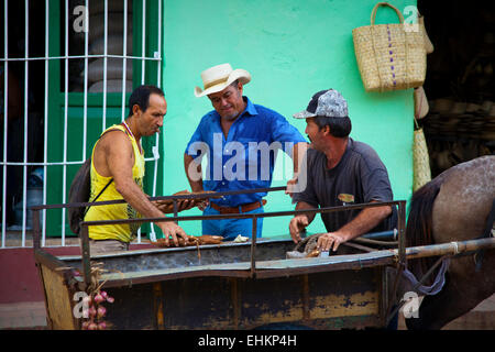 Männer auf der Straße, Trinidad, Kuba Handel Stockfoto