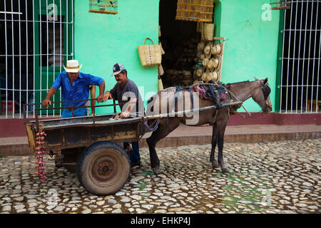 Männer auf der Straße, Trinidad, Kuba Handel Stockfoto