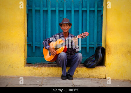 Ein Mann spielt Gitarre in Trinidad, Kuba Stockfoto