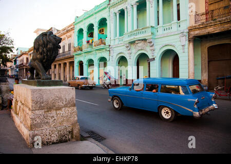 Löwe Statue und Classic Auto auf dem Paseo del Prado, Havanna, Kuba Stockfoto