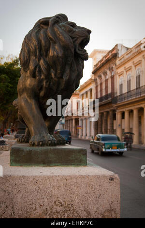 Löwe Statue und Classic Auto auf dem Paseo del Prado, Havanna, Kuba Stockfoto