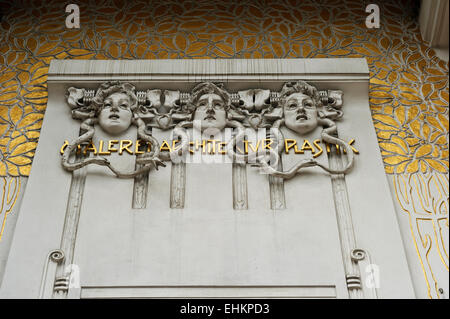 Gorgonen Köpfe Dekorationen über dem Eingang der Gebäude der Secession, Wien, Österreich. Stockfoto